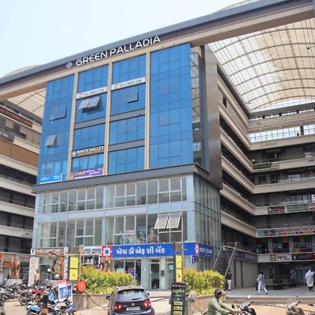 Hotel Gold Palace Inn Surat Exterior photo
