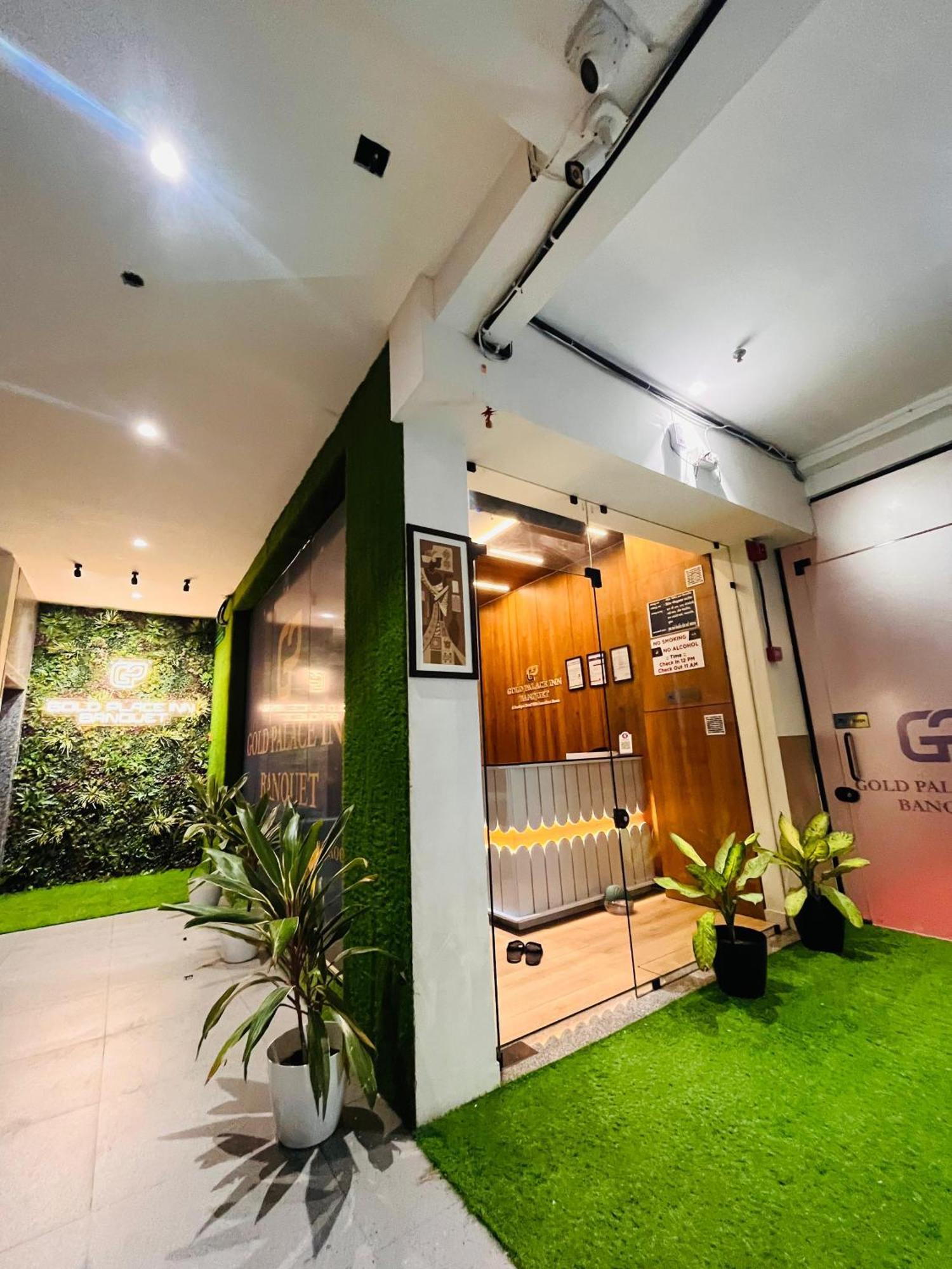 Hotel Gold Palace Inn Surat Exterior photo
