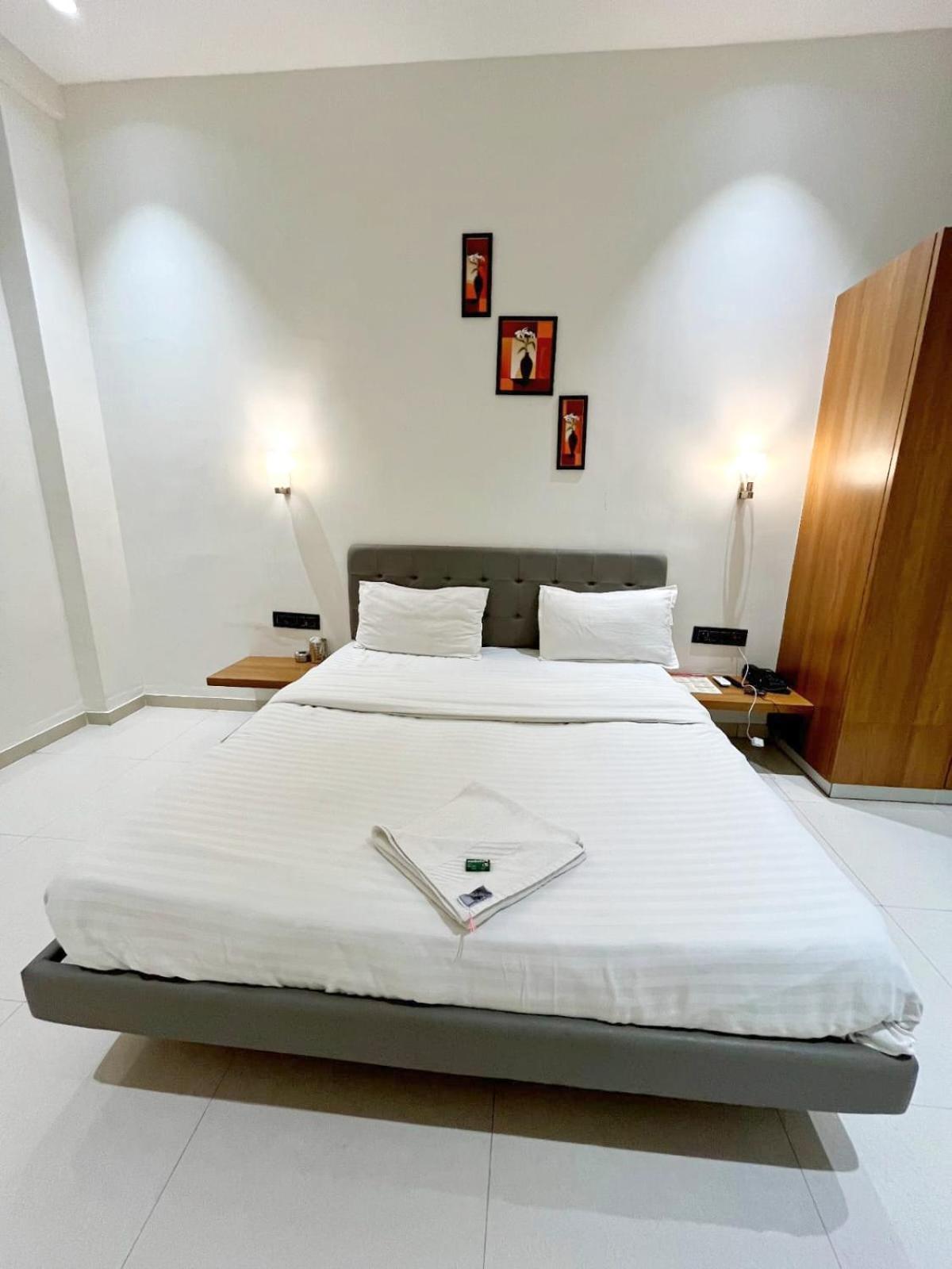 Hotel Gold Palace Inn Surat Exterior photo