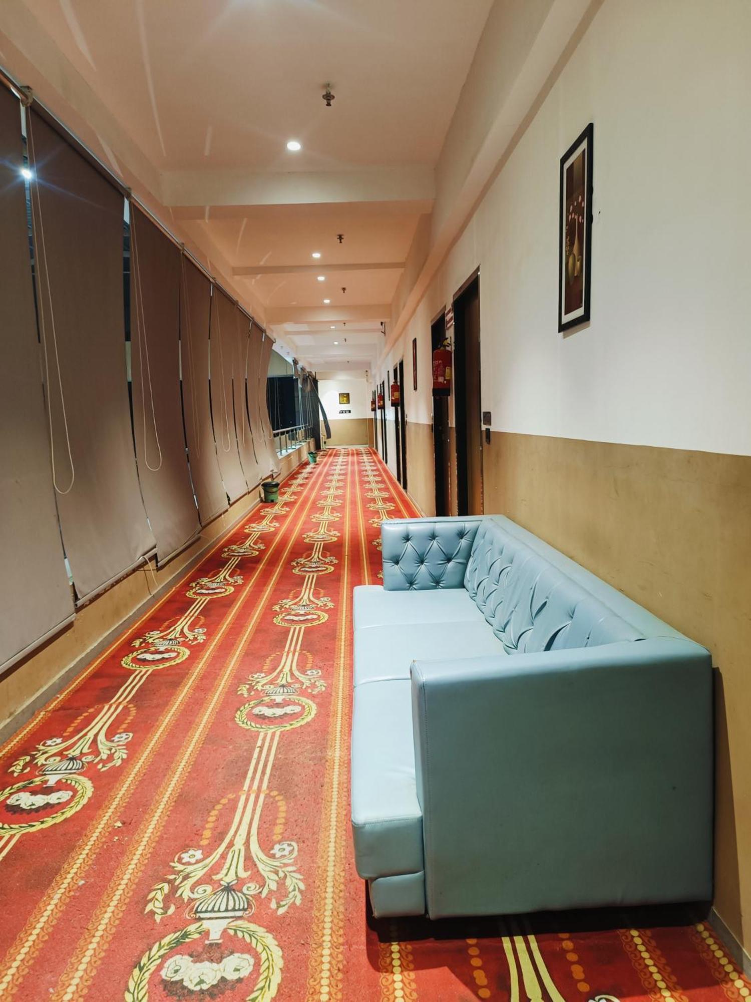 Hotel Gold Palace Inn Surat Exterior photo