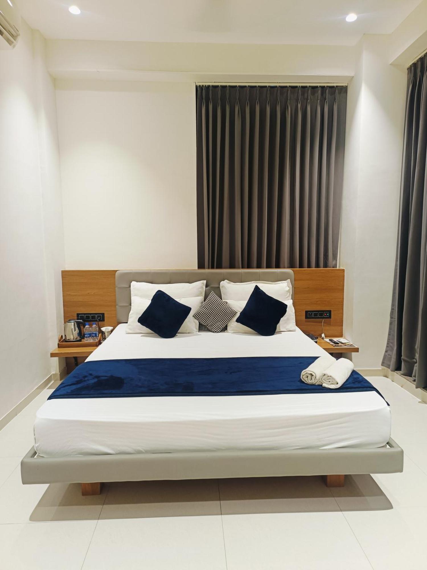 Hotel Gold Palace Inn Surat Exterior photo